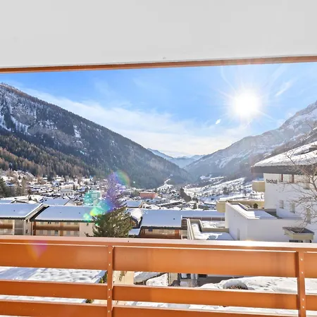 Avec Vue Majestueuse Sur Les Montagnes ロイカーバード