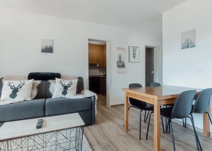 Avec Vue Majestueuse Sur Les Montagnes *